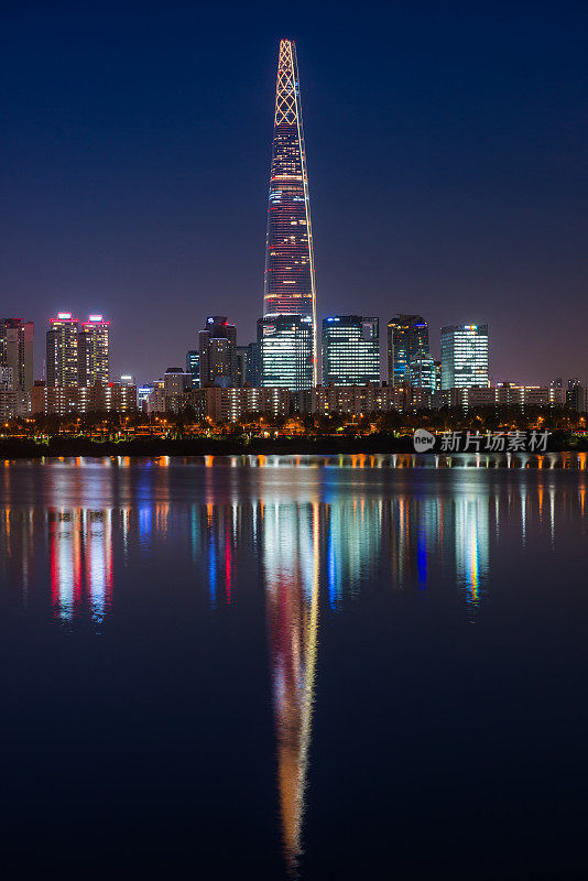 Seoul Jamsil摩天大楼未来的霓虹夜景韩国汉江